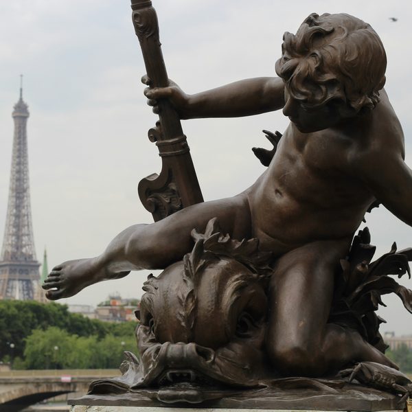 Amour de bronze du pont Alexandre III, la tour Eiffel en arrière-plan